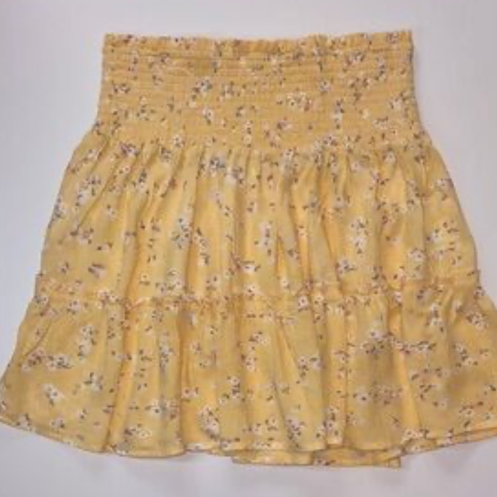 NWOT Floral Yellow Tiered, Smocked, Mini Skirt. High Waist. Size L. - Picture 4 of 7